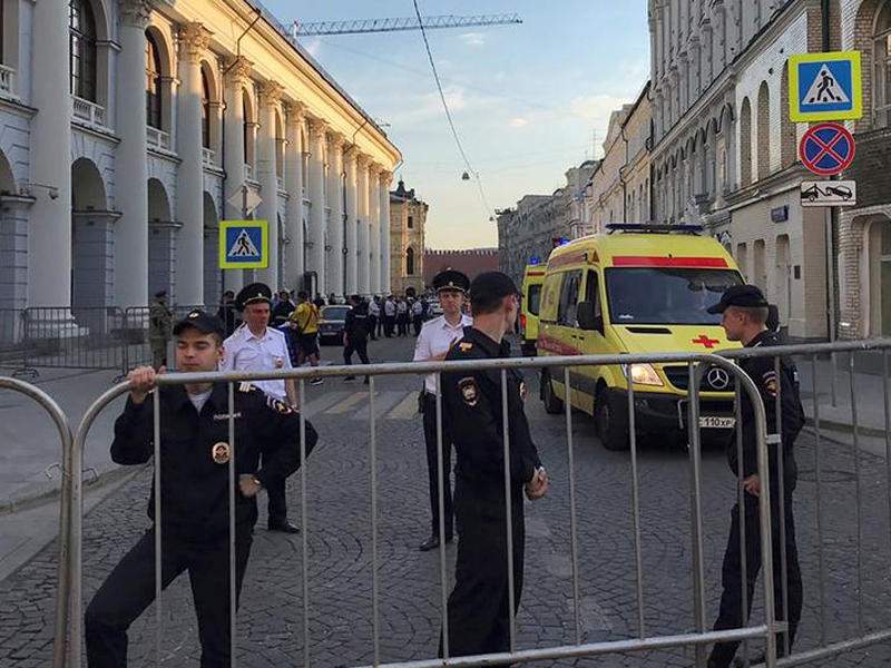 صورة تبين عملية الإخلاء من قبل الشرطة الروسية