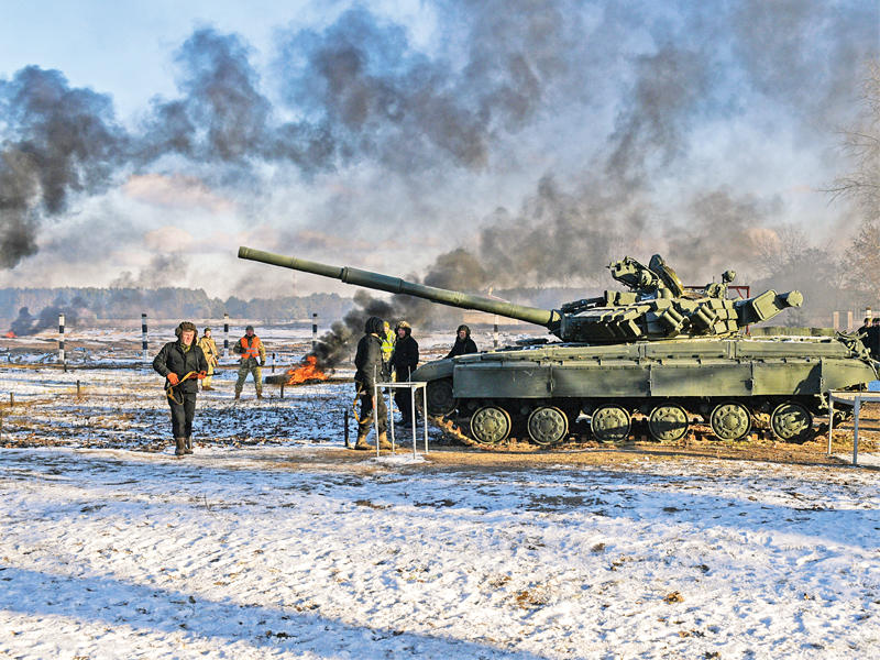جنود أوكرانيون خلال تدريبات بحضور بوروشنكو أمسt (رويترز) 