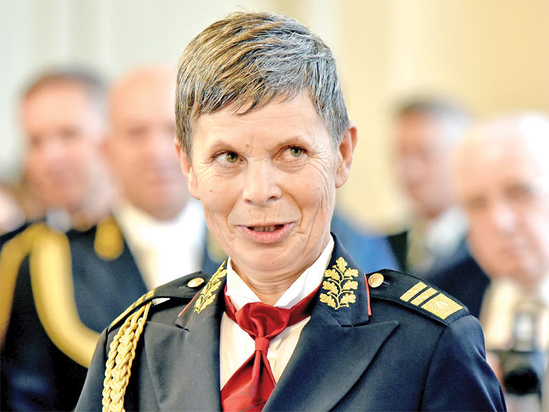 الجنرال الينكا أرمنك رئيسة لأركان الجيوش السلوفينية 