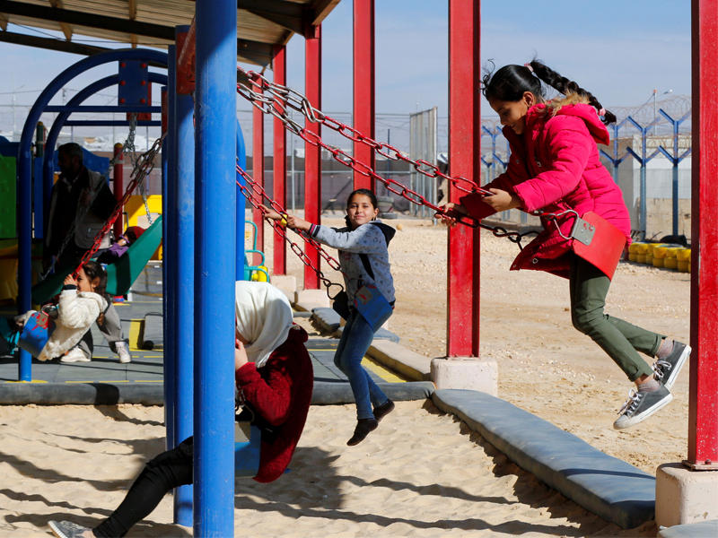 طفلة سورية تتأرجح في حديقة لذوي الإعاقة بمخيم الزعتري أمس (رويترز)
