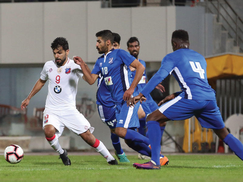 فيصل زايد يحاول تجاوز دفاع التضامن  (تصوير جورج رجي)