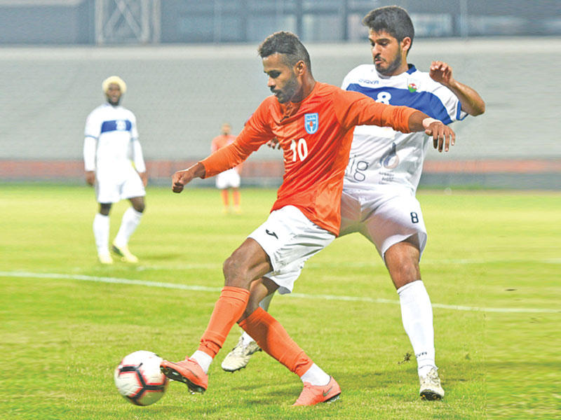 لاعبا كاظمة والجهراء (تصوير نوفل إبراهيم)