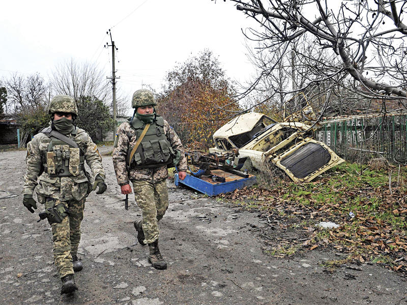 جنديان أوكرانيان على خط التماس مع الانفصاليين الموالين لموسكو في شرق أوكرانيا أمس t(أ ف ب)