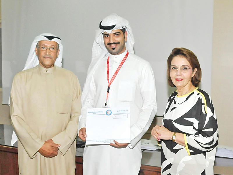 الحساوي والبرجس خلال تكريم أحد المتطوعين