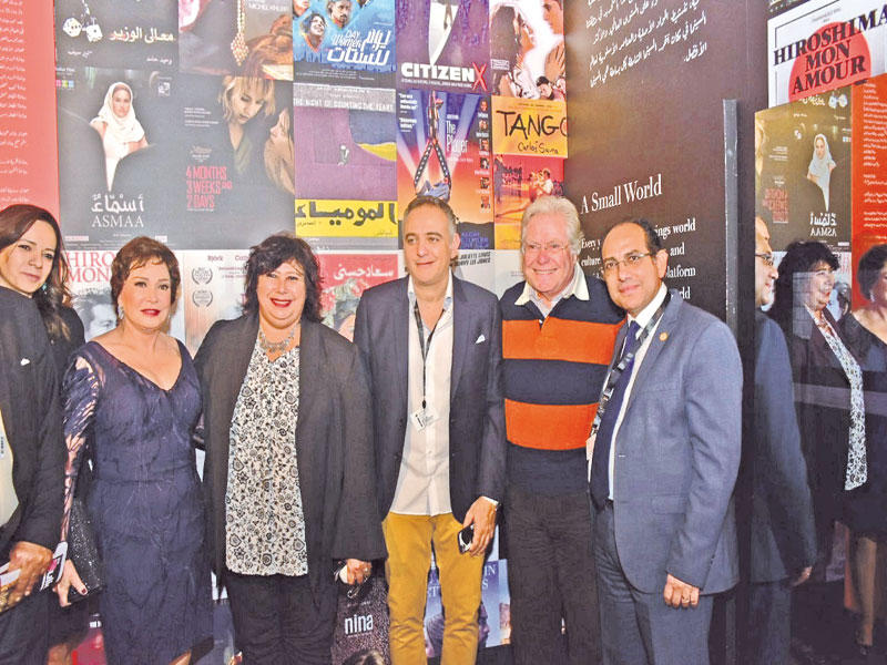 وزيرة الثقافة متوسطة عدداً من الفنانين