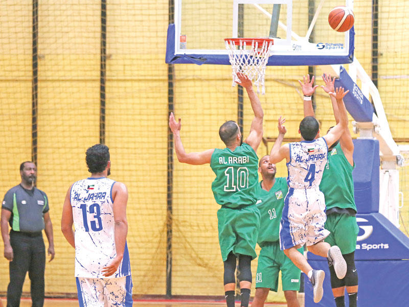 صراع تحت السلة في مباراة الجهراء والعربي