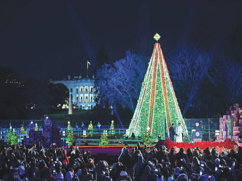 ترامب وميلانيا يضيئان شجرة الميلاد أمام البيت الأبيض (أ ف ب)