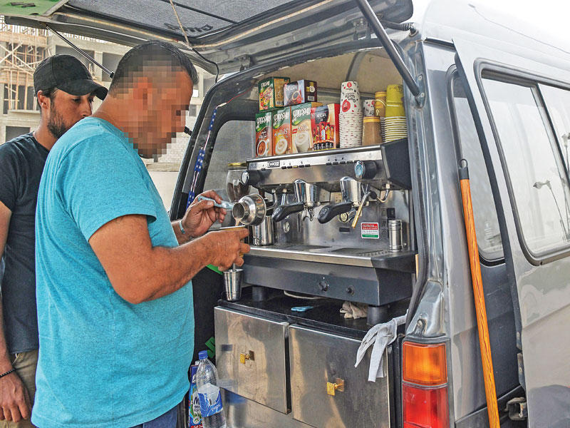 لاجئ سوري يبيع القهوة على الطريق في القاهرة الأسبوع الماضي (ا ف ب)