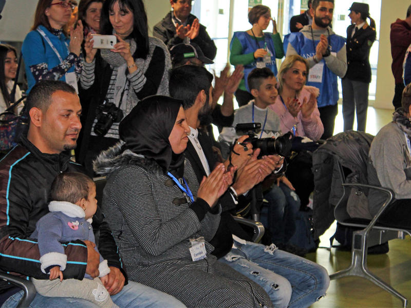 لاجئون سوريون لدى وصولهم من بيروت لمطار فيوميتشينو قرب روما أمسt(إي بي إيه)