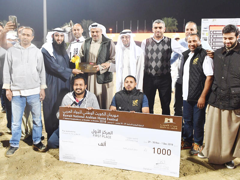 البريهي مكرماً خالد ووليد الخرافي بعد فوز المهرة جميلة بالمركز الأول