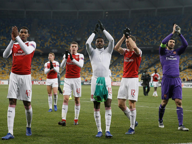 لاعبو أرسنال يحتفلون بعد انتهاء المباراة