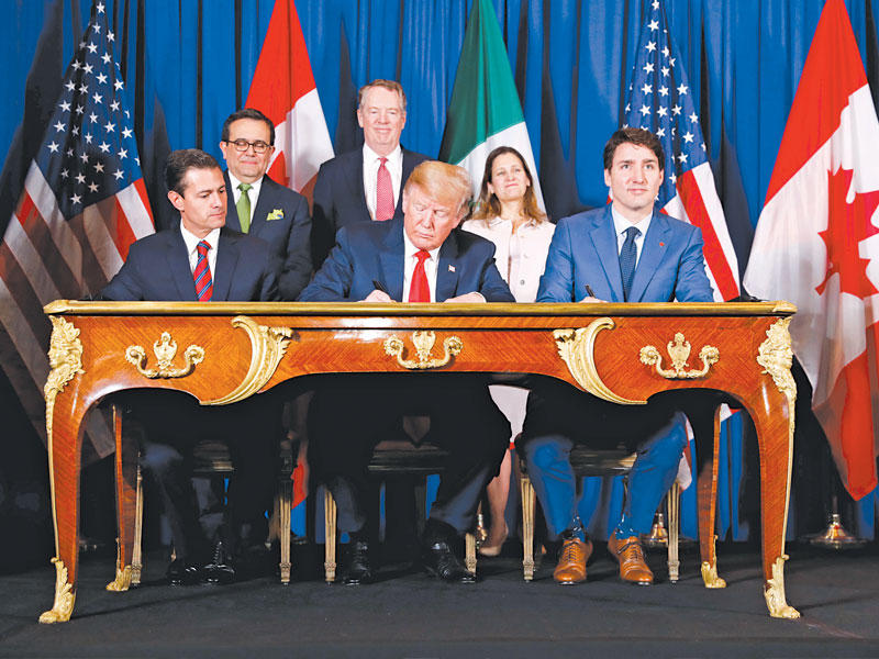 ترامب يوقع اتفاقية التبادل الحر مع رئيس الوزراء الكندي جاستين ترودو ورئيس المكسيك إنريكي بينا نييتو قبل انطلاق قمة العشرين في بوينس آيرس أمس (رويترز)n