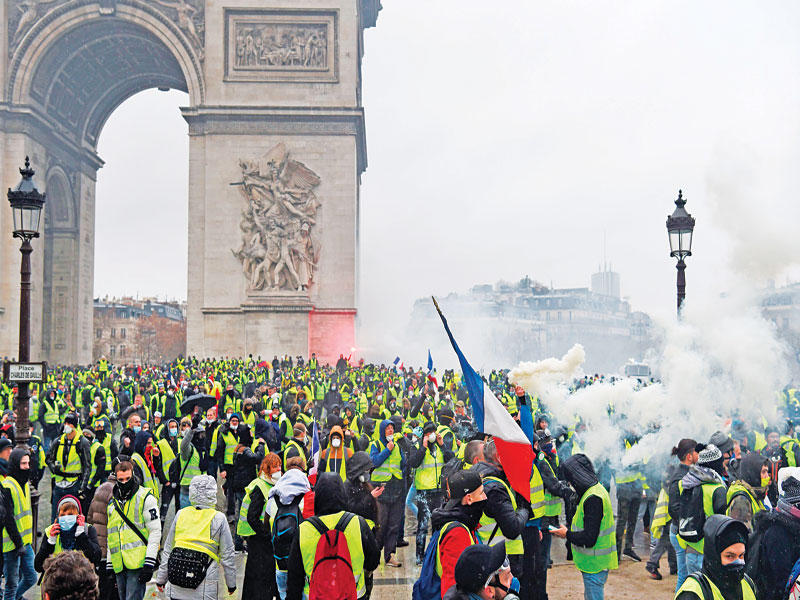 متظاهرون من السترات الصفراء أسفل قوس النصر في باريس أمسt (أ ف ب)