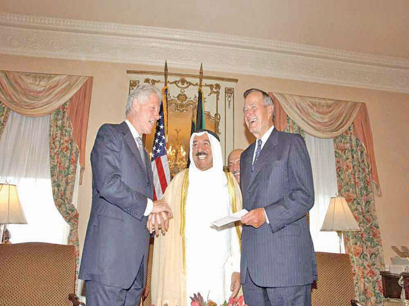 سمو الأمير متوسطاً الرئيسين بوش وكلينتون في 2005