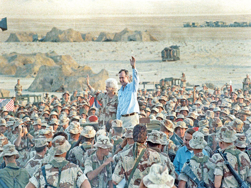بوش الأب خلال زيارته قوات المارينز والقوات البريطانية المشاركة ضمن تحالف تحرير الكويت المتمركزة في السعودية بمناسبة عيد الشكر في 22 نوفمبر 1990 (رويترز)