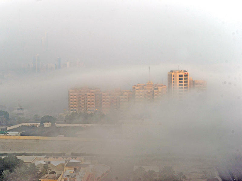 الضباب الكثيف غطى أجواء البلاد امس