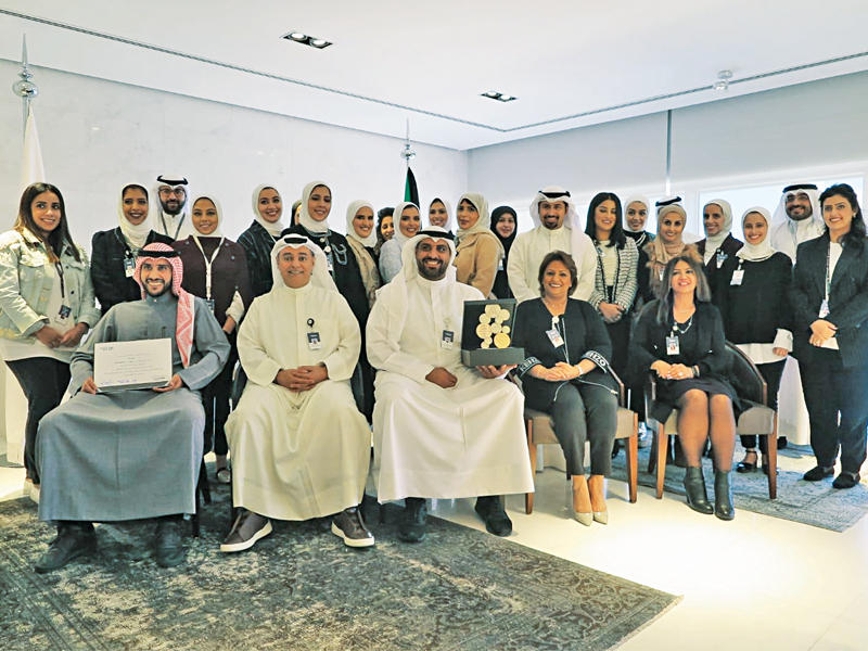 المضف متوسطاً أعضاء الفرع المكرمين