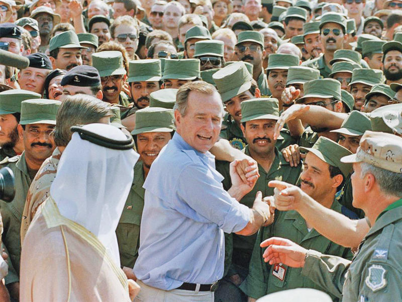 الراحل بوش خلال زيارته قوات التحالف الدولي التي كانت تستعد لتحرير الكويت في الظهران بالسعودية في نوفمبر 1990 