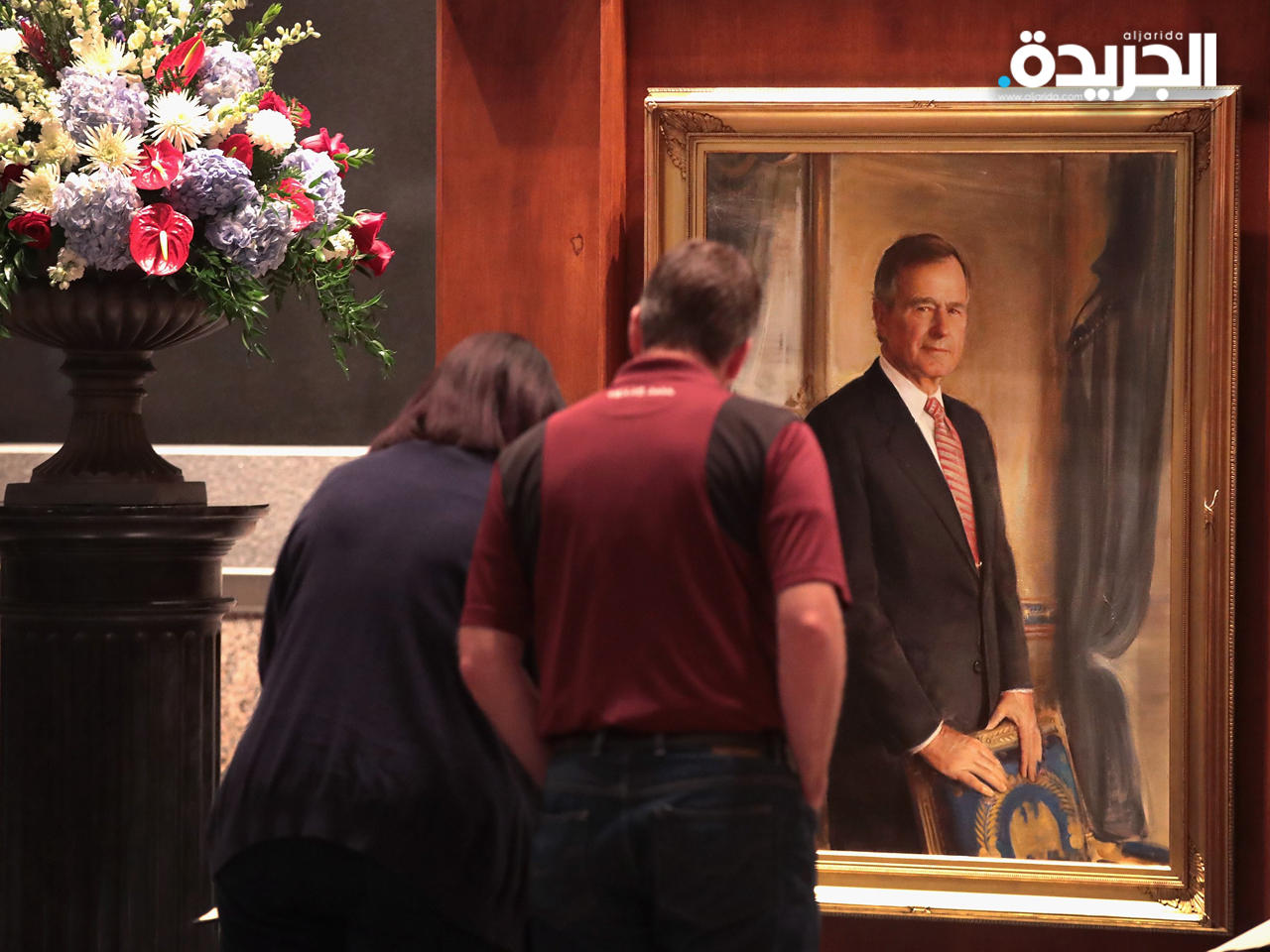 زوار يوقعون على دفتر الزوار في مكتبة بوش الرئاسية بكوليج ستيشن، تكساس