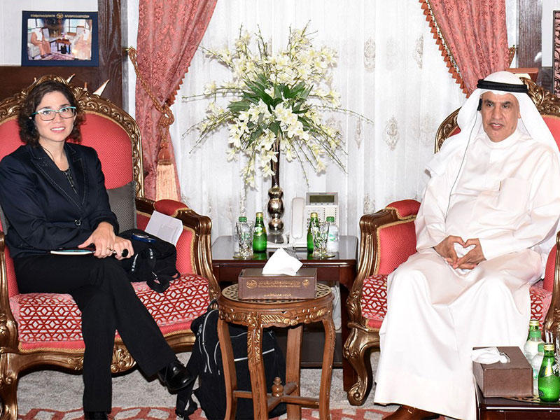 رئيس الجهاز المركزي لمعالجة اوضاع المقيمين بصورة غير قانونية صالح الفضالة أثناء لقائه مع المقررة الخاصة بالأمم المتحدة والمعنية بحقوق الأشخاص ذوي الإعاقة كاتالينا ديفانداس أغيلار