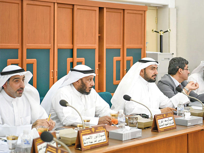 الوزير الصباح في اجتماع سابق للجنة الصحية البرلمانية