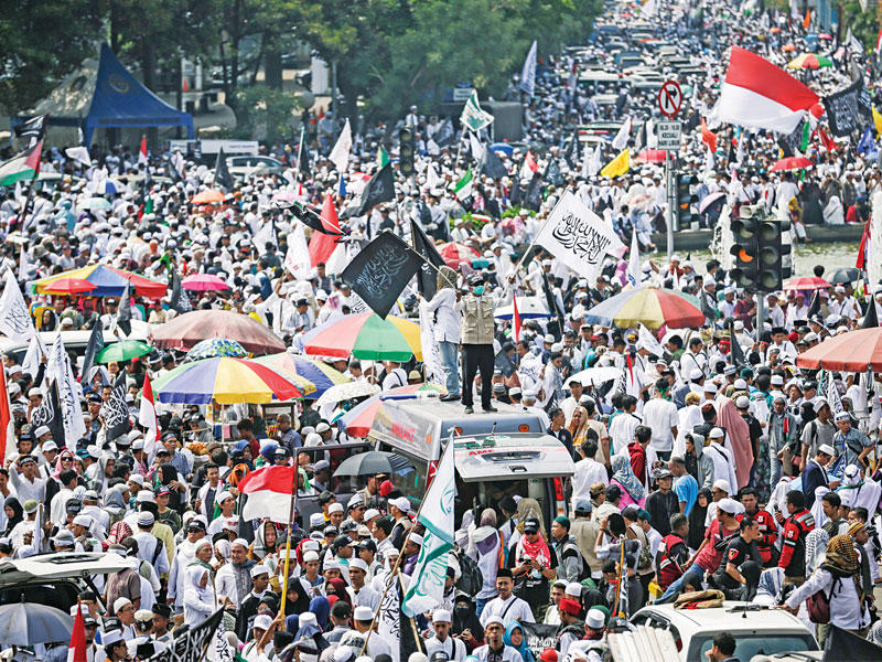 عشرات الآلاف من المسلمين في العاصمة الإندونيسية جاكرتا أمس