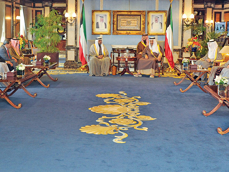 المبارك مستقبلاً وفد وكالات الأنباء العربية أمس