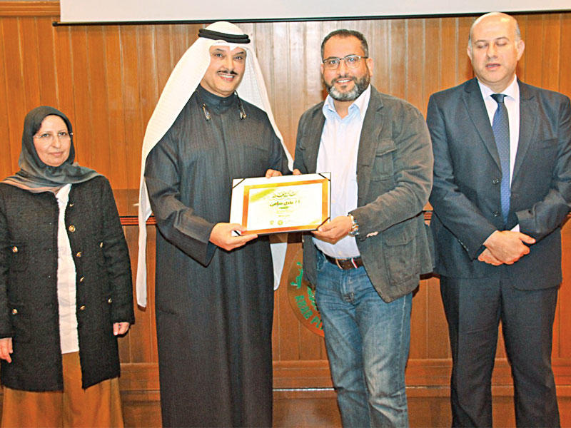 الحربي مكرماً الزميل عادل سامي