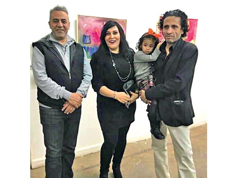 رواد المعرض حرصوا على التقاط صور تذكارية مع الفنانة التشكيلية الصغيرةn