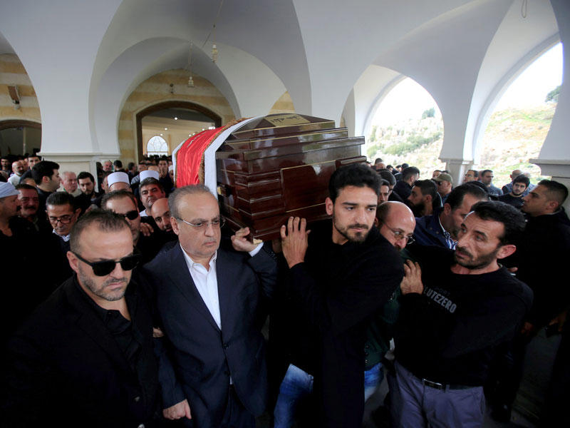 وهاب خلال تشييع مرافقه القتيل في الجاهلية أمس (رويترز)