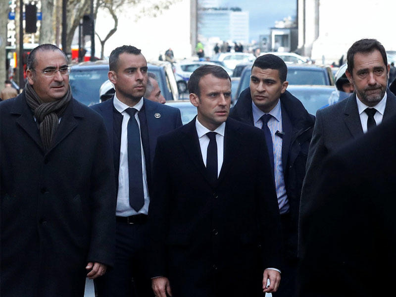 الرئيس الفرنسي يتفقد أضرار الاحتجاجات قرب قوس النصر في باريس أمس