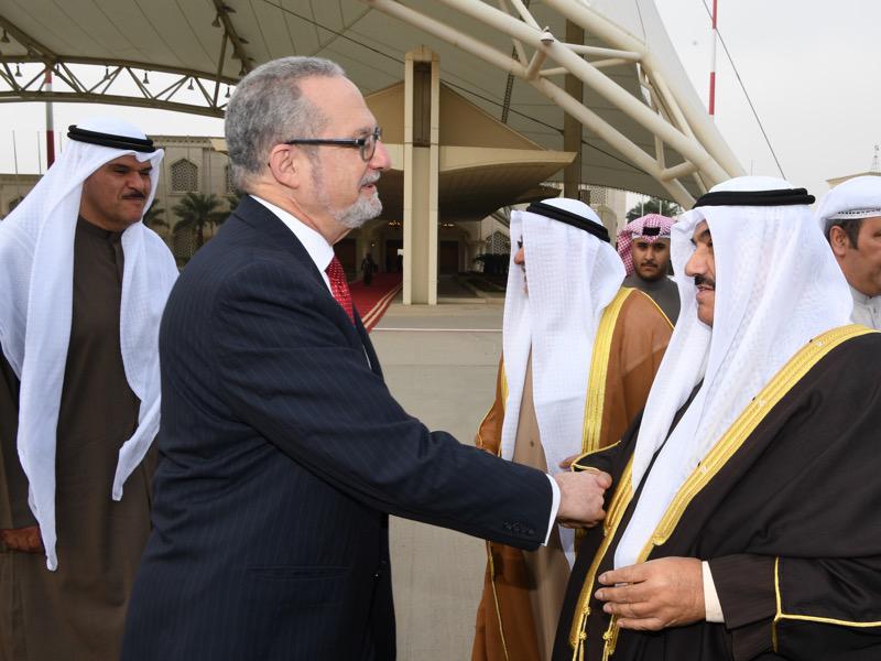 ممثل الأمير لدى مغادرته إلى الولايات المتحدة للمشاركة في تشييع بوش