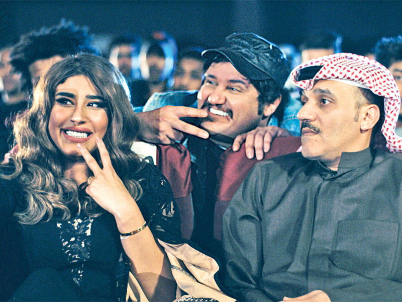 خالد البريكي وعبد الله الخضر وليلى عبد الله في مشهد من «ودي أتكلم»