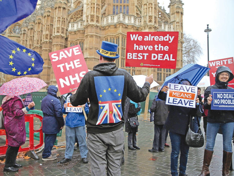 معارضون لـ«بريكست» يتظاهرون أمام مجلس العموم في لندن أمس (ا ف ب)