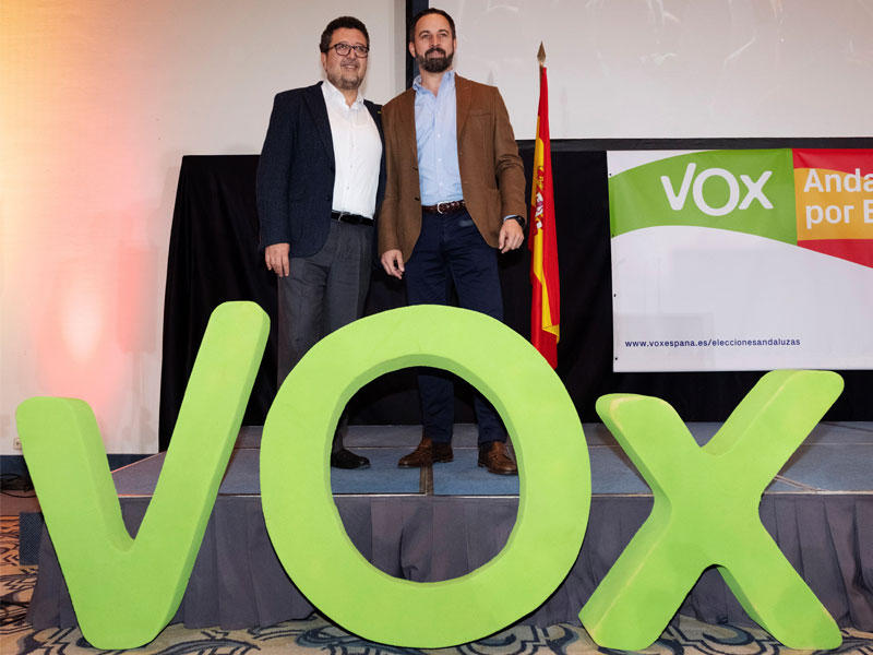 الحزب اليميني المتطرف زعيم فيوكس سانتياغو أباسكال ومرشح الحزب للرئاسة الإقليمية الأندلسية ، القاضي فرانسيسكو سيرانو