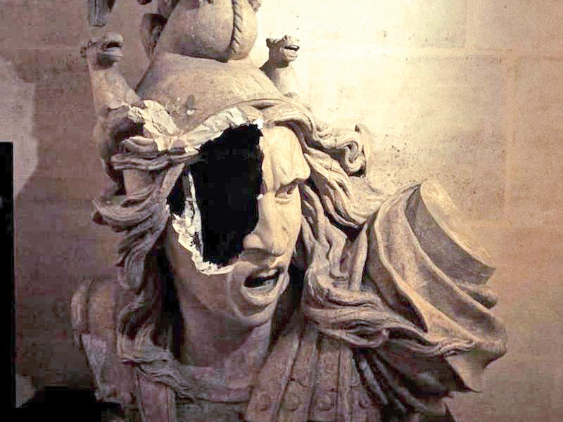 الضرر الذي لحق بوجه جان دارك إحدى الشخصيات الفرنسية الوطنية التاريخية 