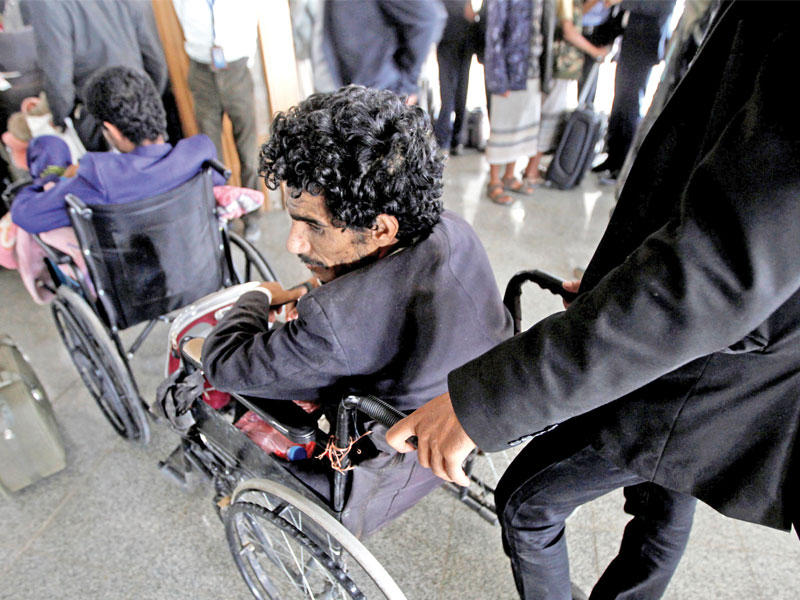 إجلاء جرحى حوثيين من صنعاء أمس (رويترز)n