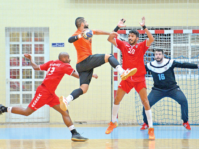 مهدي القلاف يصوب على المرمى (تصوير نوفل إبراهيم)