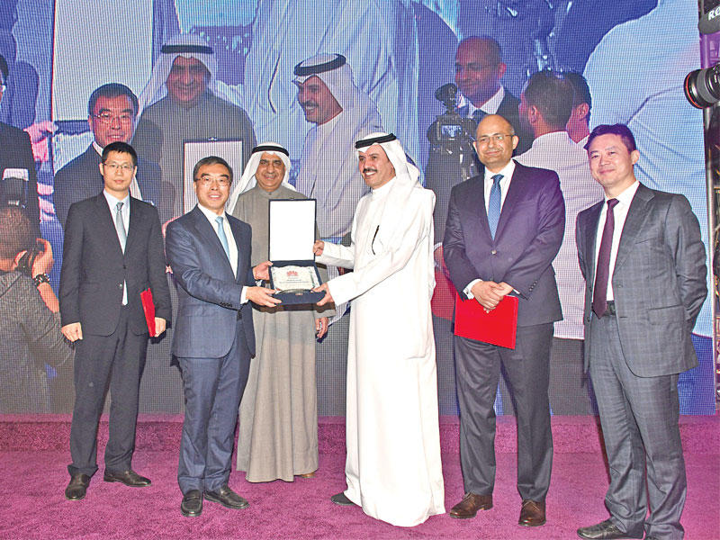 محمود عبدالرحمن وسلمان البدران مع ممثلي «هواوي»