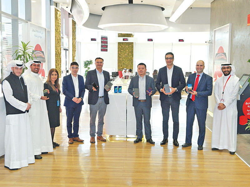 صورة جماعية لممثلي شركتي Ooredoo وHuawei