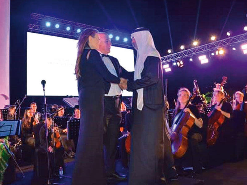 الشيخ نهيان بن مبارك آل نهيان يهنئ قسيس على أدائها