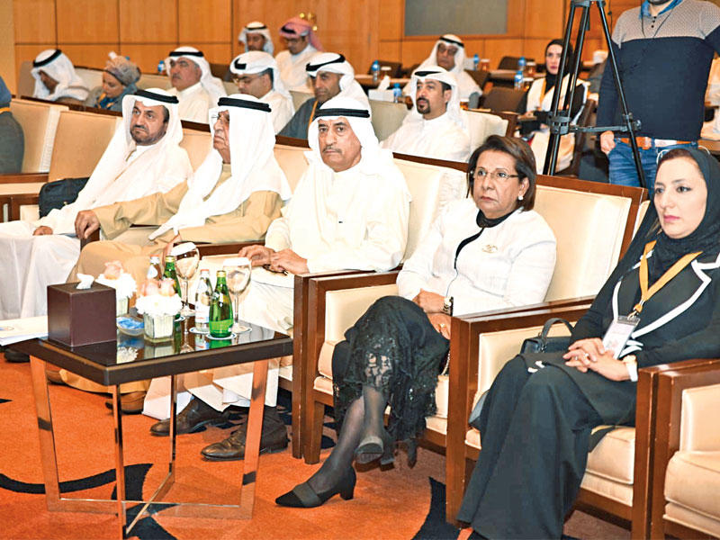 جانب من المشاركين في ورشة «رابطة الاجتماعيين»