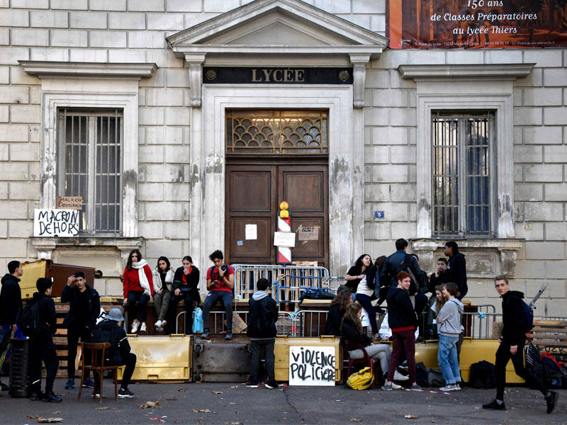 طلاب ثانوية يغلقون أمس مدخل مدرستهم احتجاجاً على زيادة رسوم الدراسة t(أ ف ب)