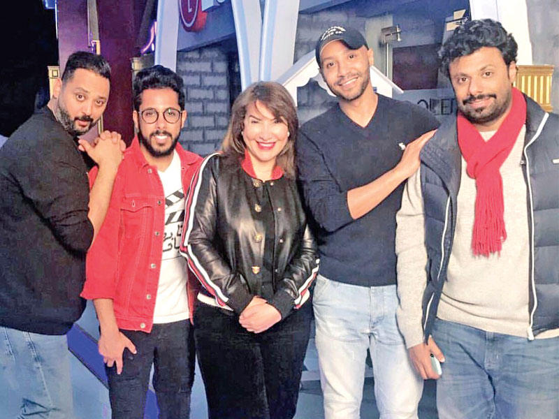 هدى حسين تتوسط فريق «نيوتن»