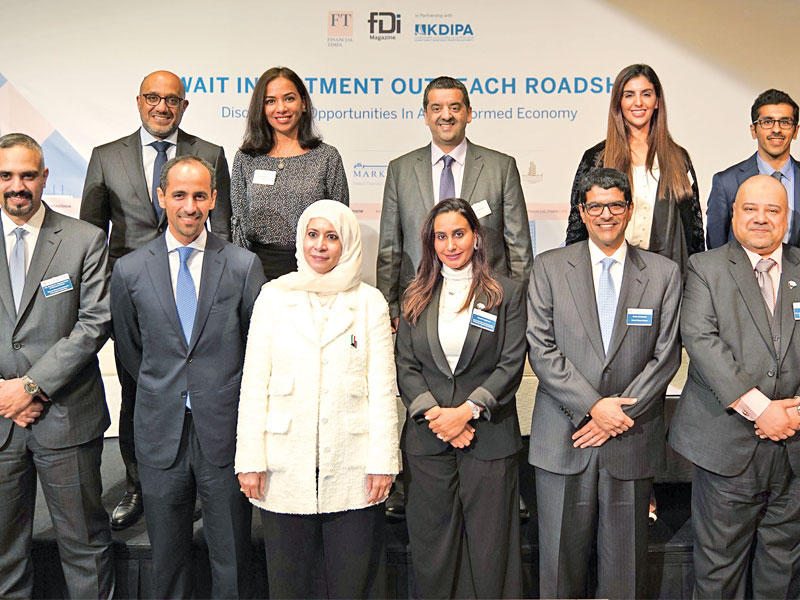 الشيخ د. مشعل الجابر والروضان يتوسطان المشاركين في المؤتمر 