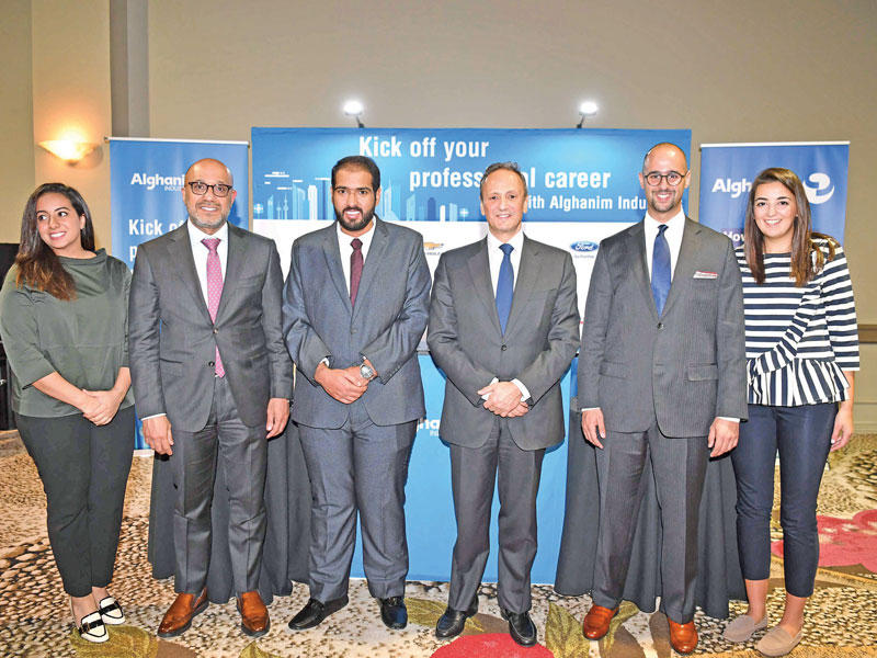 الشيخ سالم الجابر مع فريق عمل «صناعات الغانم»