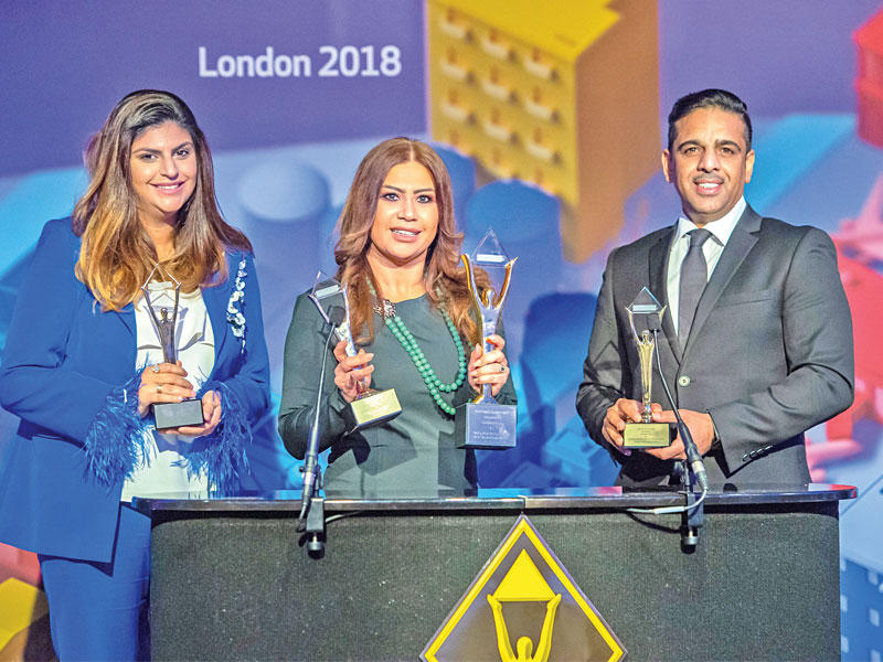 ممثلون لشركة Ooredoo يتسلمون الجوائز