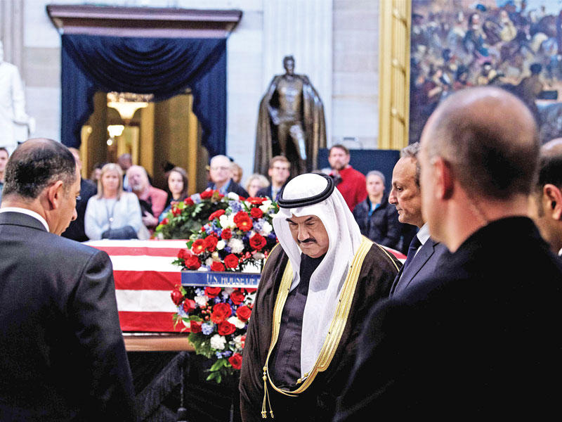 الشيخ ناصر المحمد بعد لقائه النظرة الأخيرة على نعش الرئيس الراحل جورج بوش المسجى في الكابيتول أمس الأول  (أ ف ب)