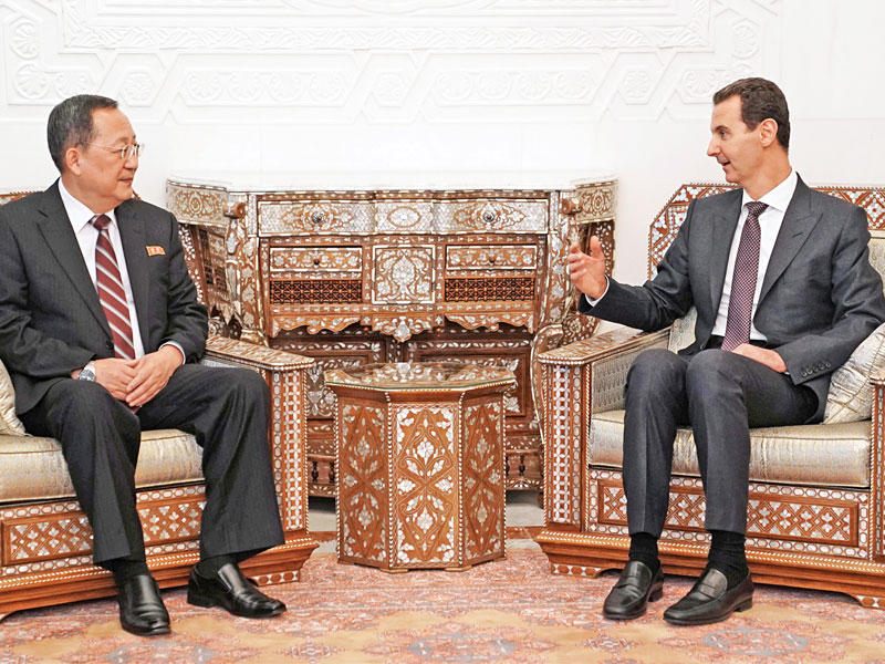 الأسد مستقبلاً وزير خارجية كوريا الشمالية ري يونغ هو في دمشق أمس الأول (رويترز)