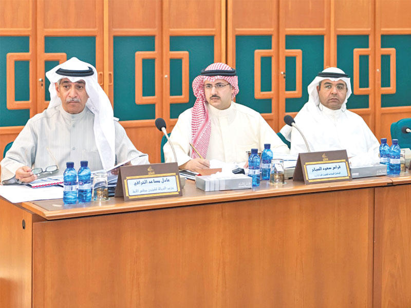 الوزير الخرافي والفريق الحكومي في اجتماع اللجنة أمس